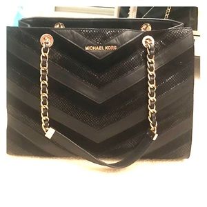 Michael Kors pocket book